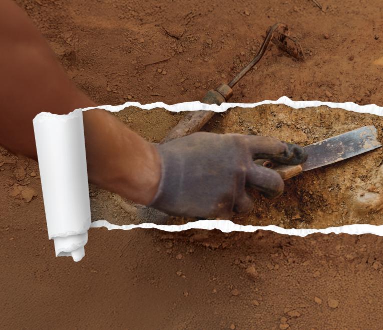 Mão com luva calçada identifica artefacto arqueológico}