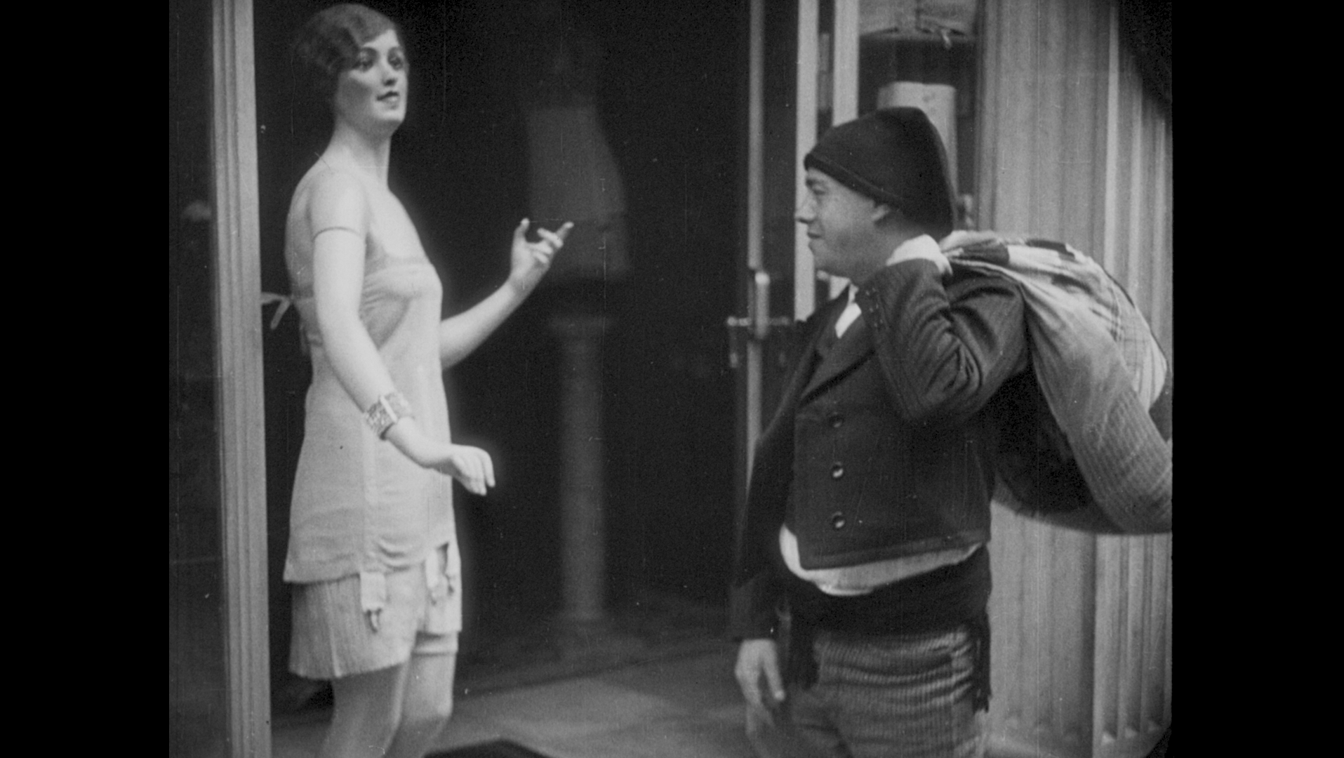 Imagem a preto e branco. Homem olha para um manequim dentro de uma vitrine. Fotograma do filme "Lisboa, Crónica Anedótica” de José Leitão de Barros
