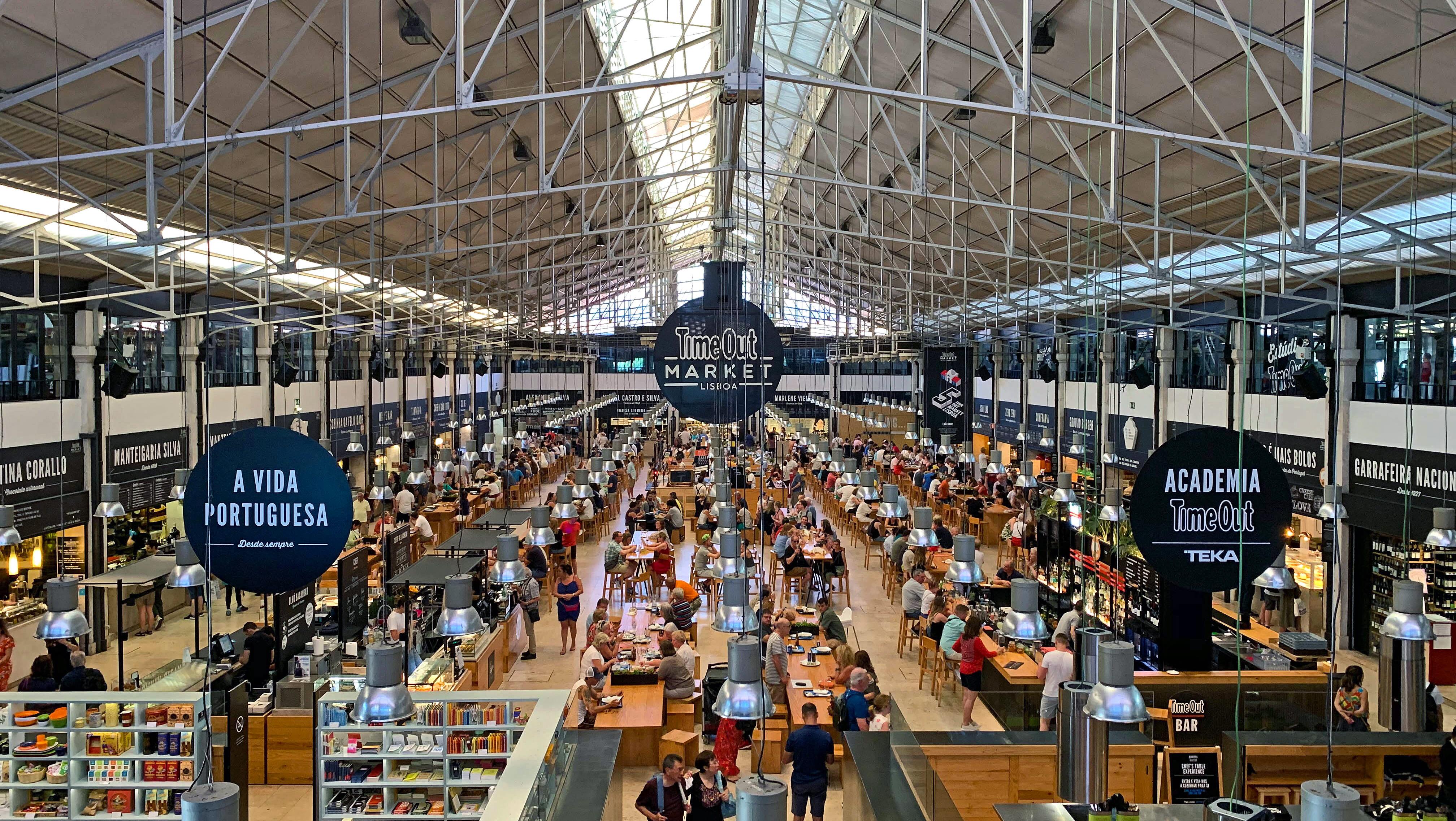 Fotografia do interior do Mercado da Ribeira em Lisboa