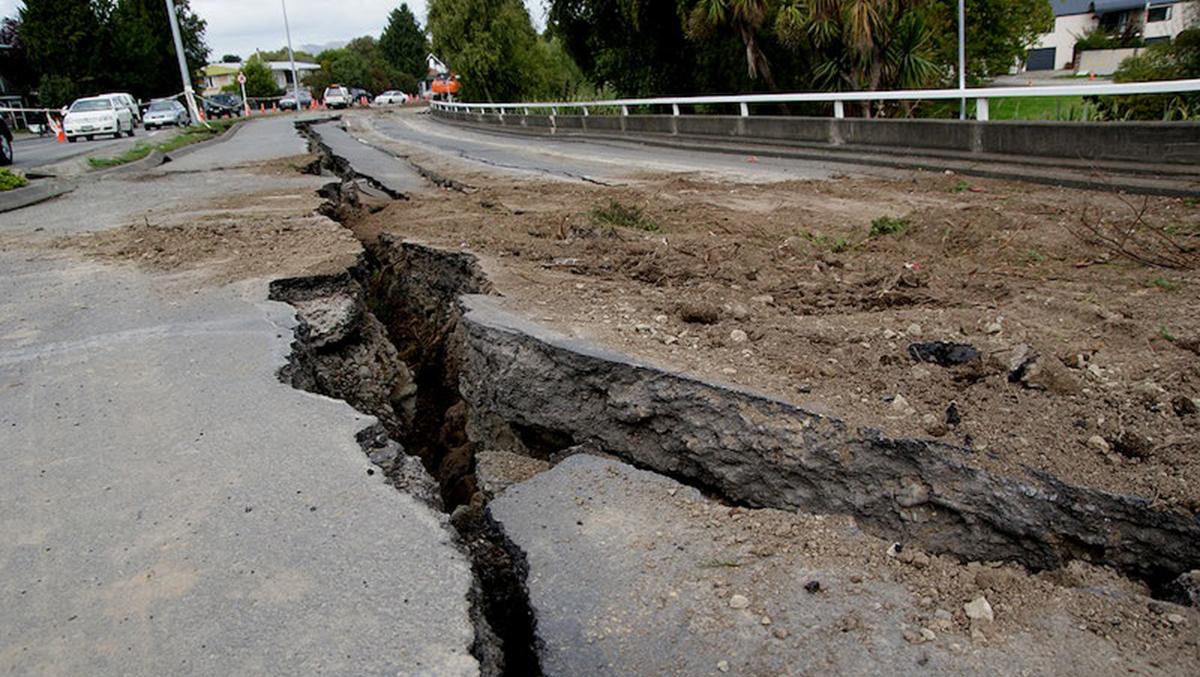 Vestígio de um sismo. Racha no meio de uma estrada