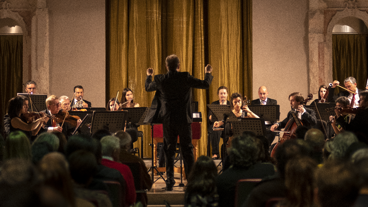 Maestro de costas e músicos a tocar no altar da antiga igreja de S. Julião