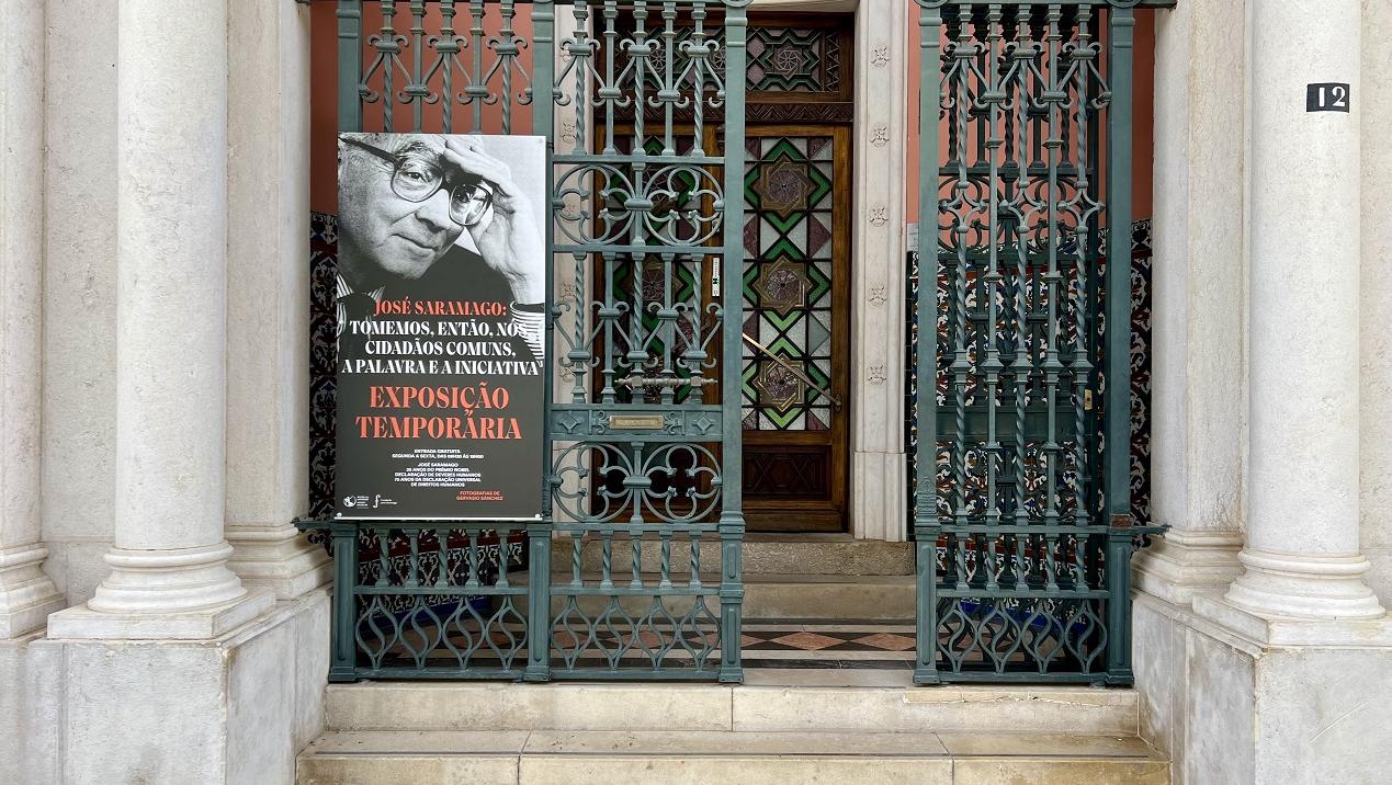 Fachada da agência do Banco de Portugal em Faro com cartaz da exposição temporária "Tomemos, então, nós, cidadão comuns, a palavra e a iniciativa"