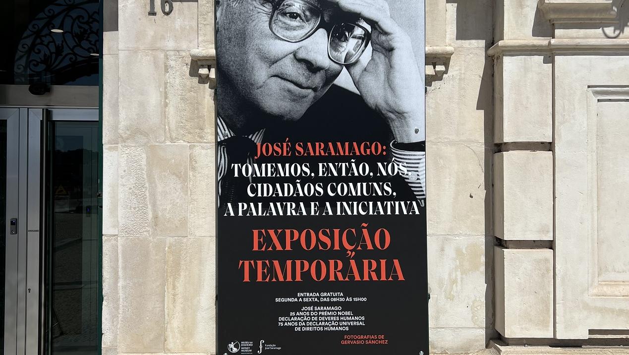 Fachada da agência do Banco de Portugal em Coimbra com cartaz da exposição temporária "Tomemos, então, nós, cidadãos comuns, a palavra e a iniciativa"