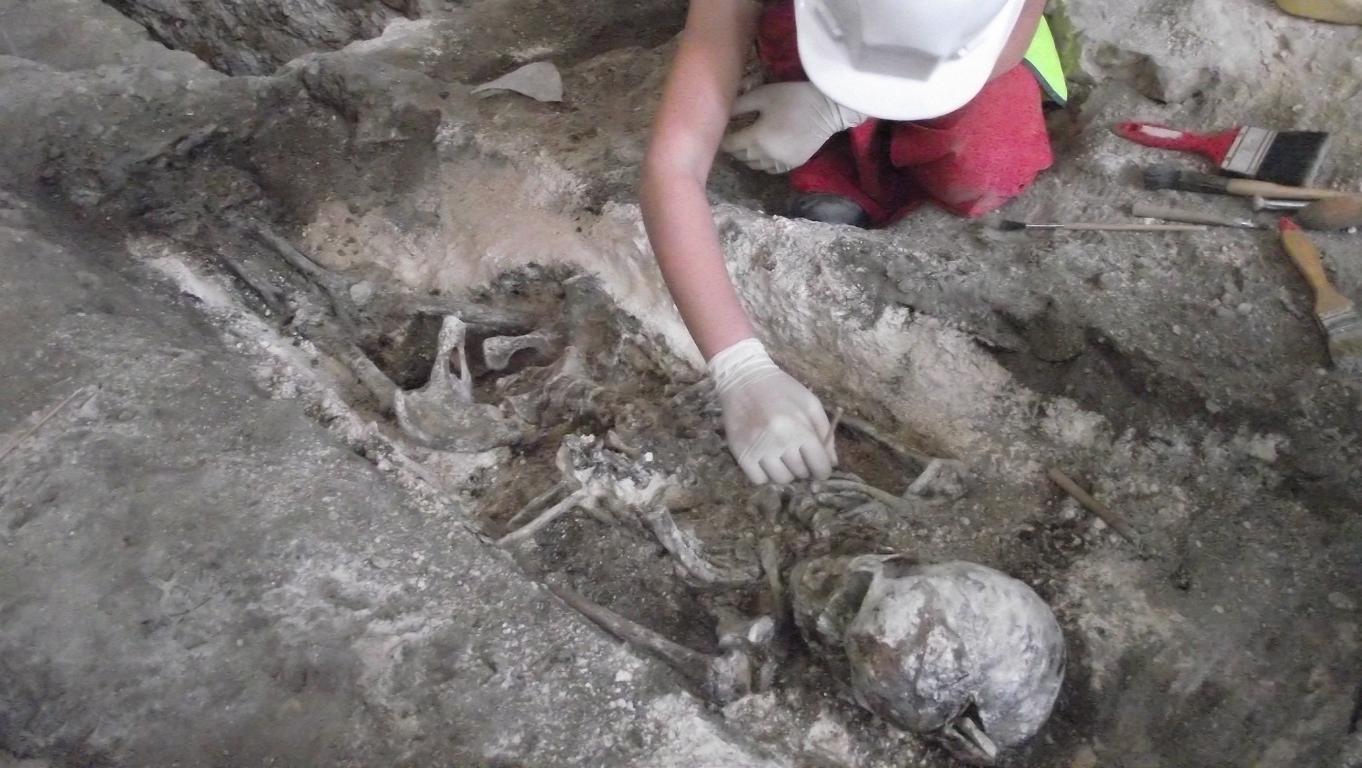 Antropóloga faz a exumação de ossadas humanas