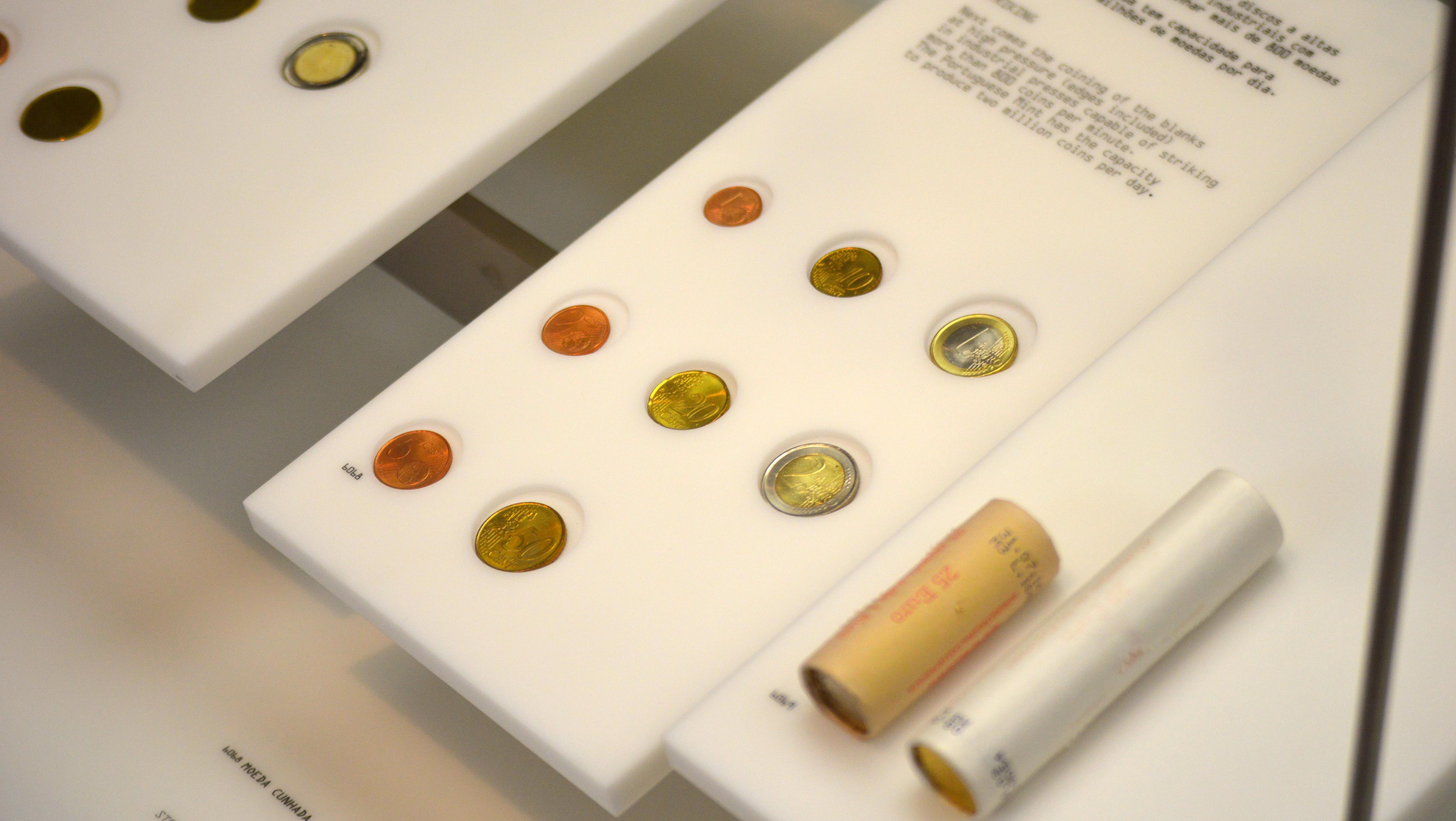 Moedas de euro dentro de vitrine