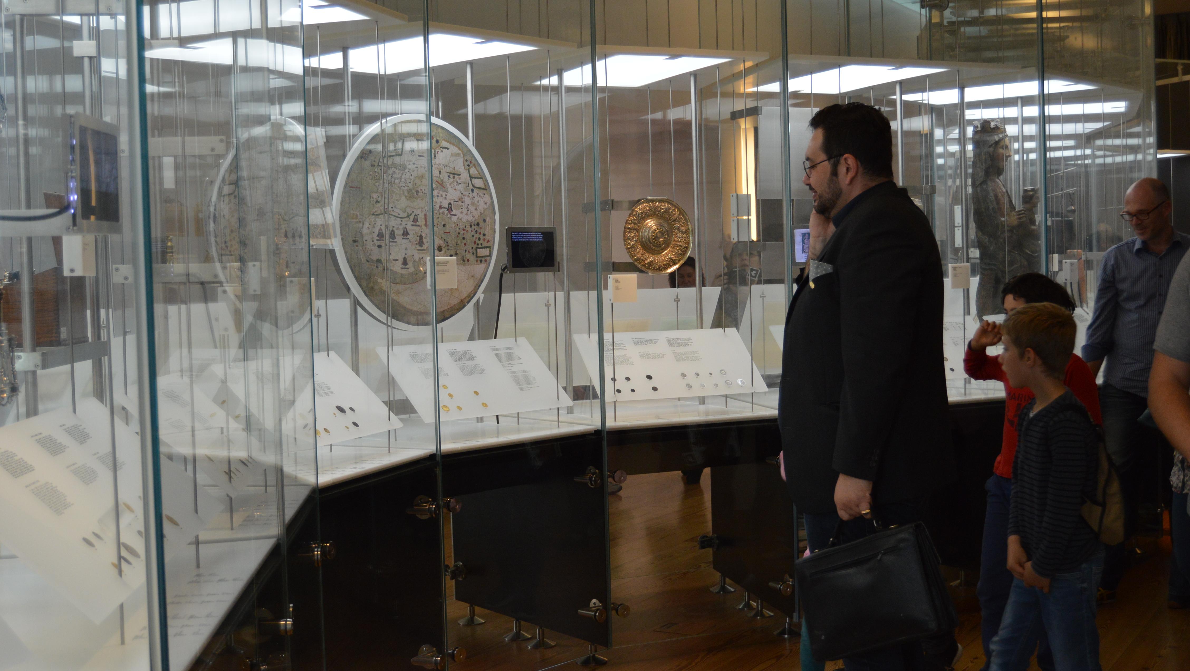 Ator junto a uma vitrine representa uma personagem fictícia "o numismata" na sala 5 do Museu