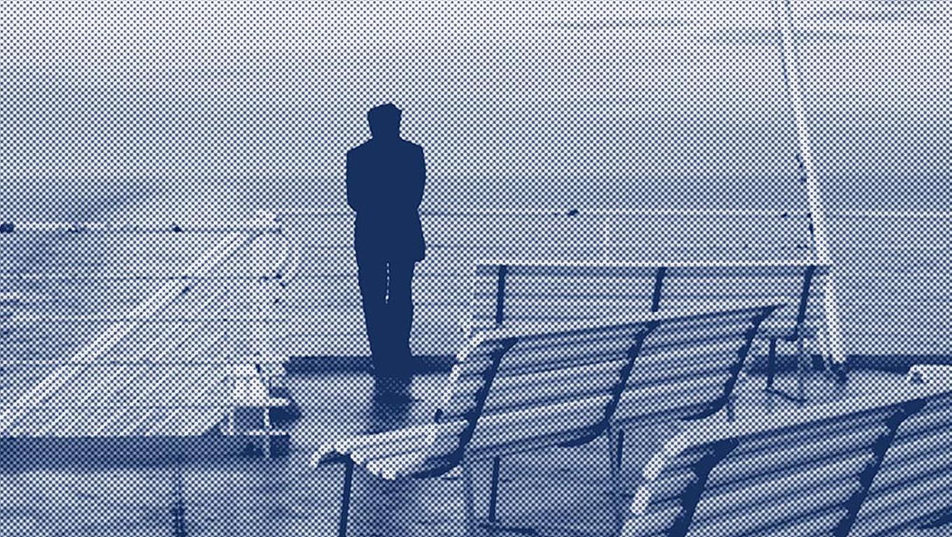 Pormenor da obra do artista Medhi Meddaci. Homem de costa num barco olha para o horizonte.
