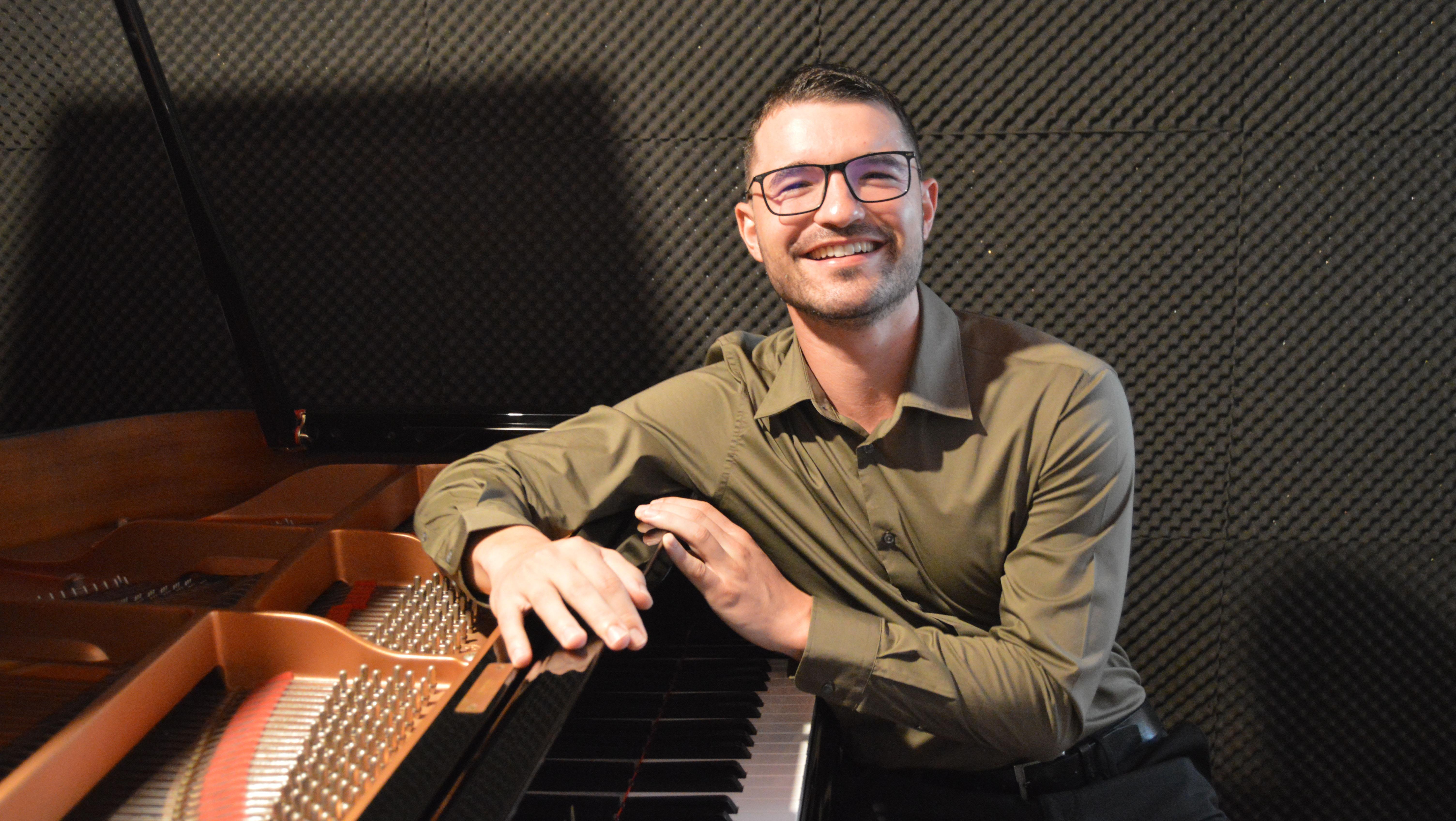 Pianista Diogo Simões encostado ao piano