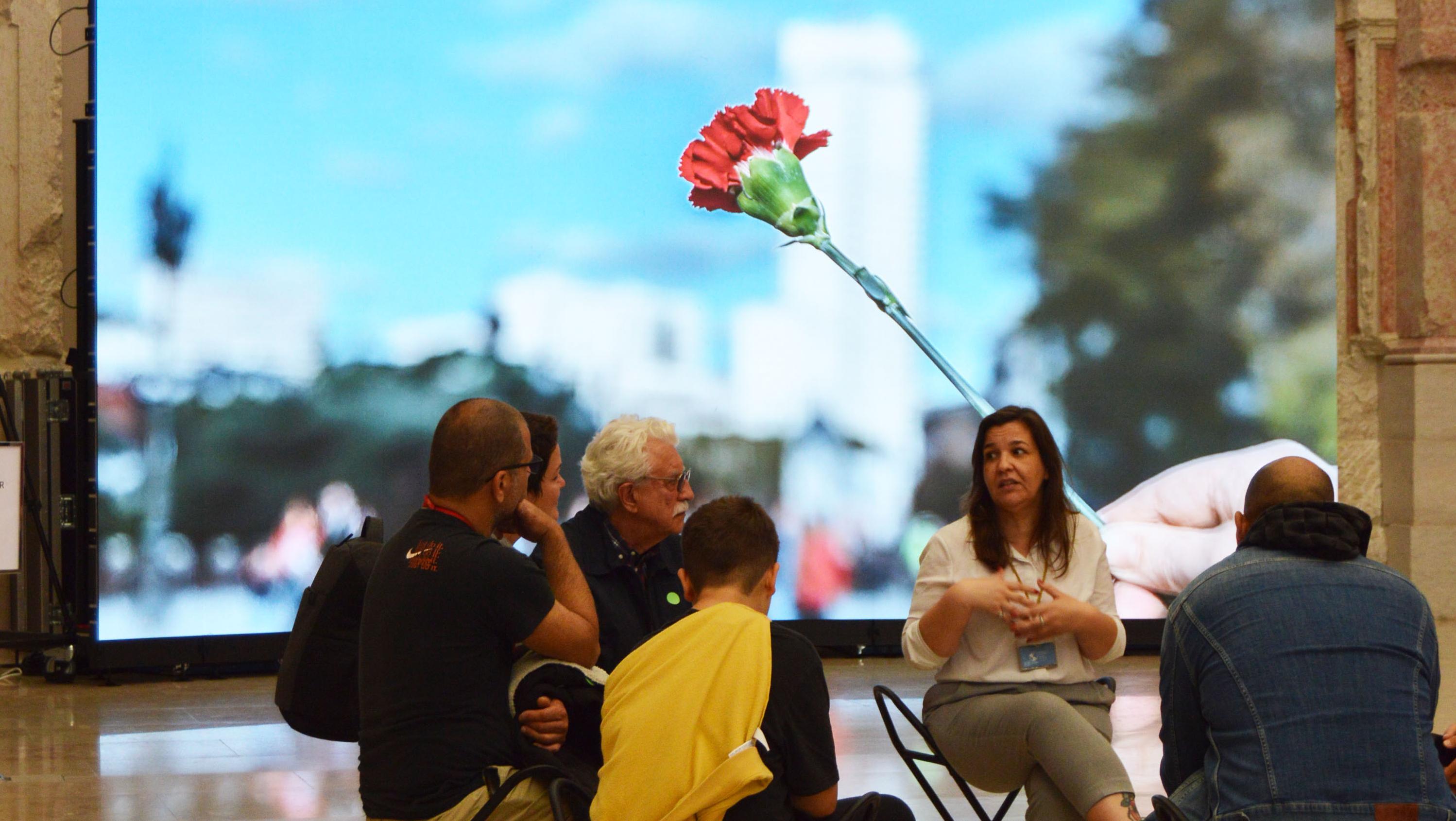 Grupo de pessoas participa numa visita orientada