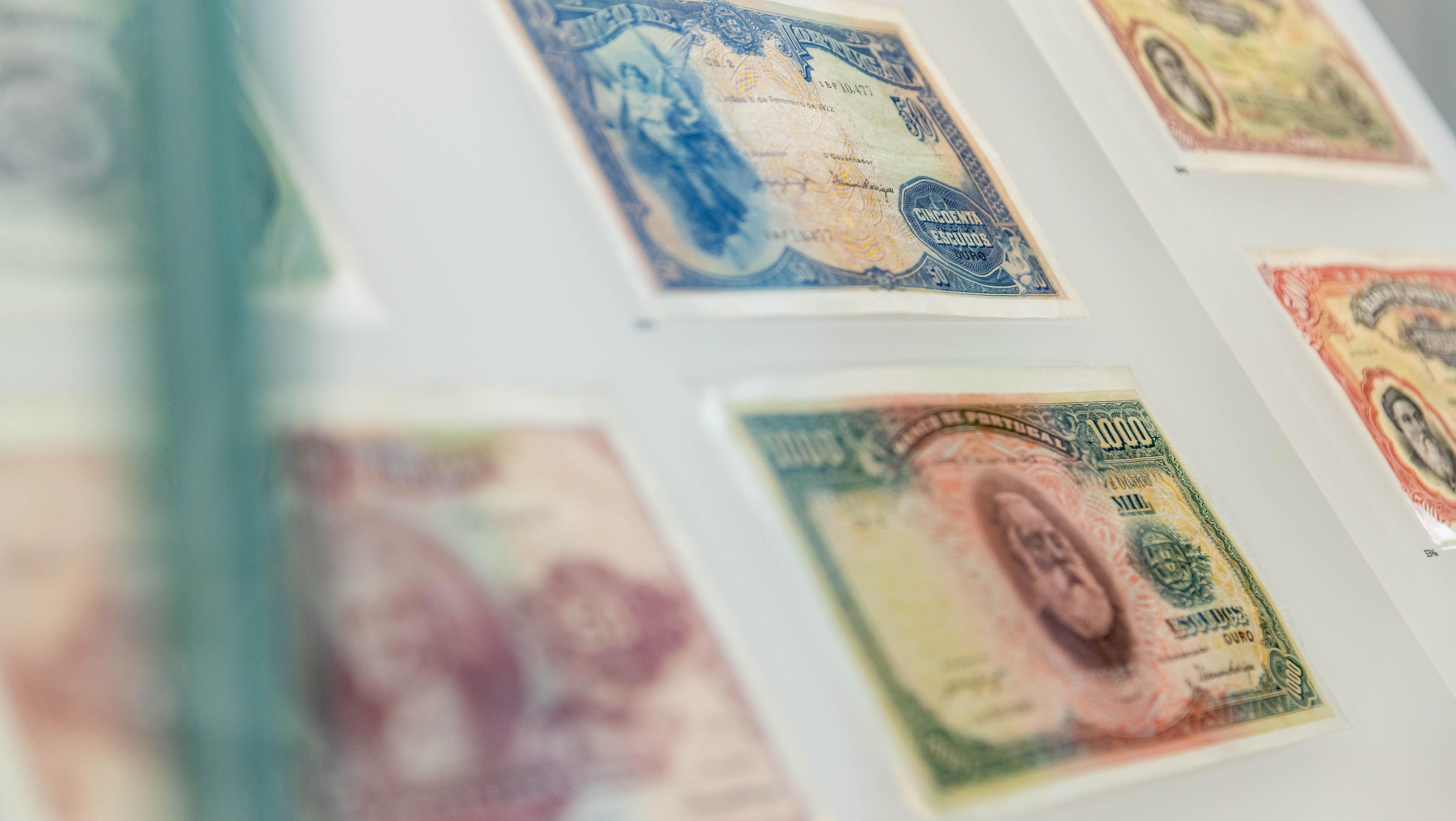 Fotografia de duas notas antigas de escudos portugueses