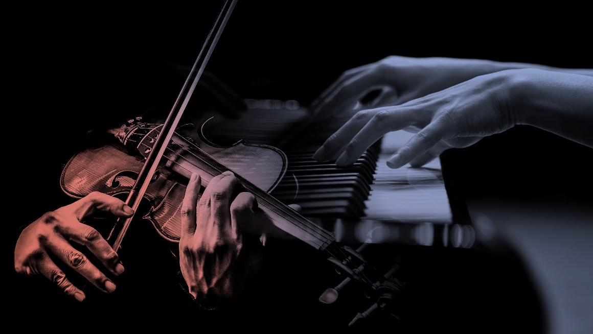 Dois pares de mãos. Uma  tocar violino, outro a tocar piano.