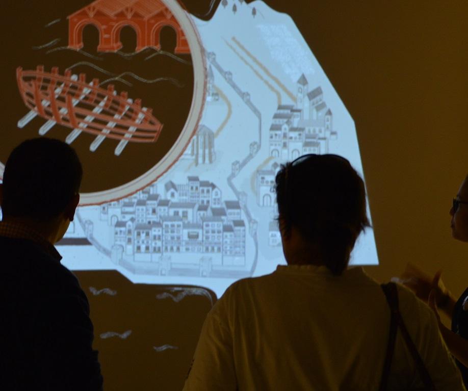 Pessoas participam numa visita orientada ao Núcleo de Interpretação da Muralha de D. Dinis