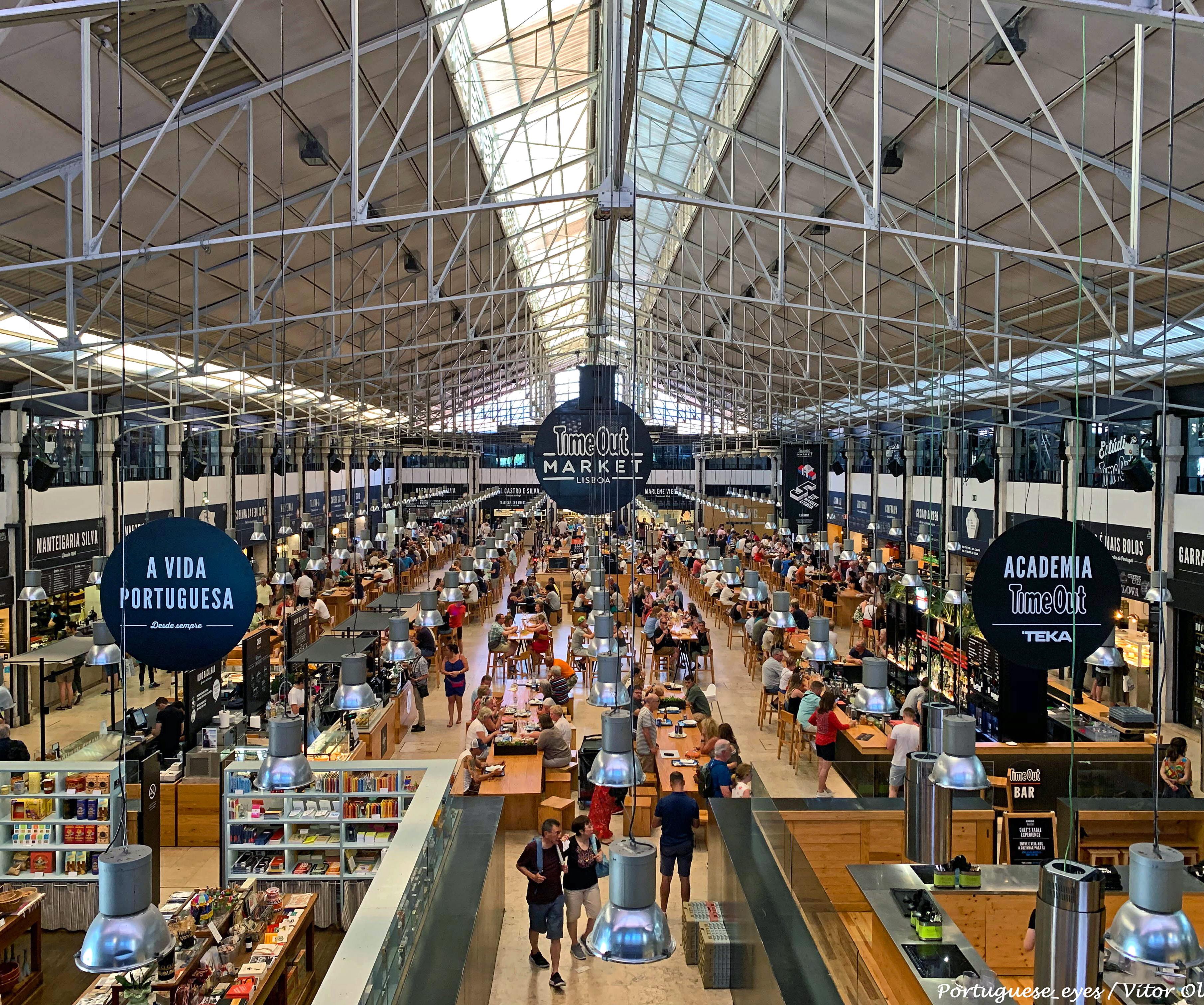 Fotografia do interior do Mercado da Ribeira em Lisboa