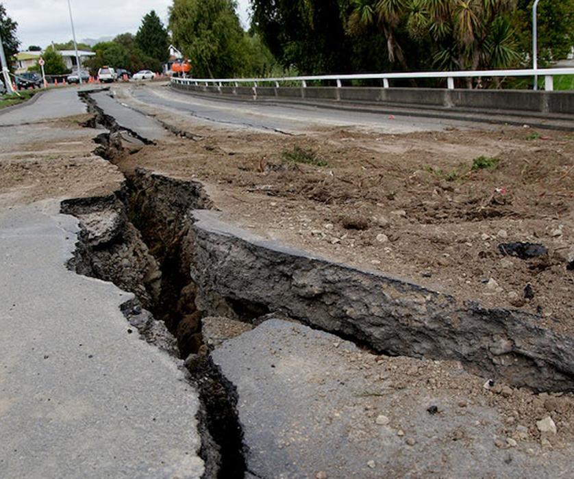 Vestígio de um sismo. Racha no meio de uma estrada