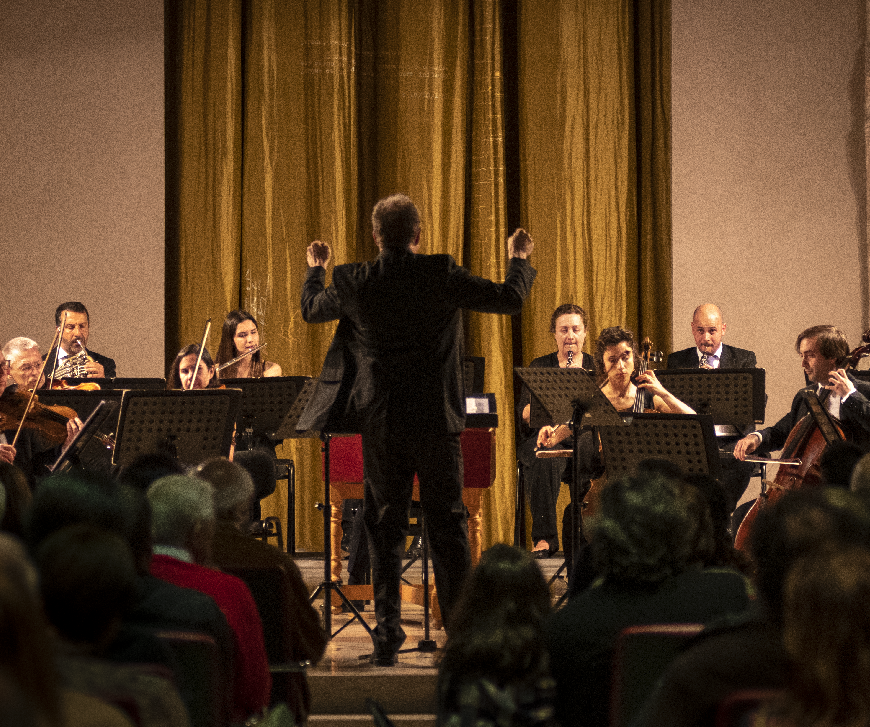 Maestro de costas e músicos a tocar no altar da antiga igreja de S. Julião