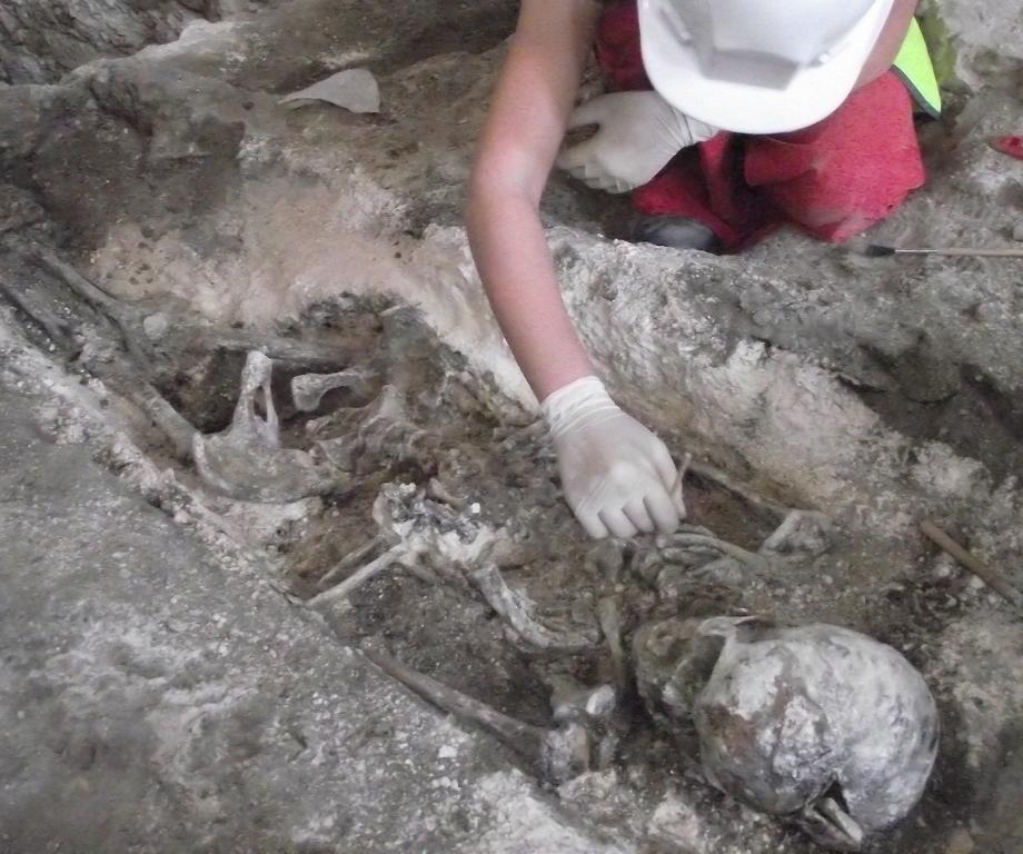 Antropóloga faz a exumação de ossadas humanas 