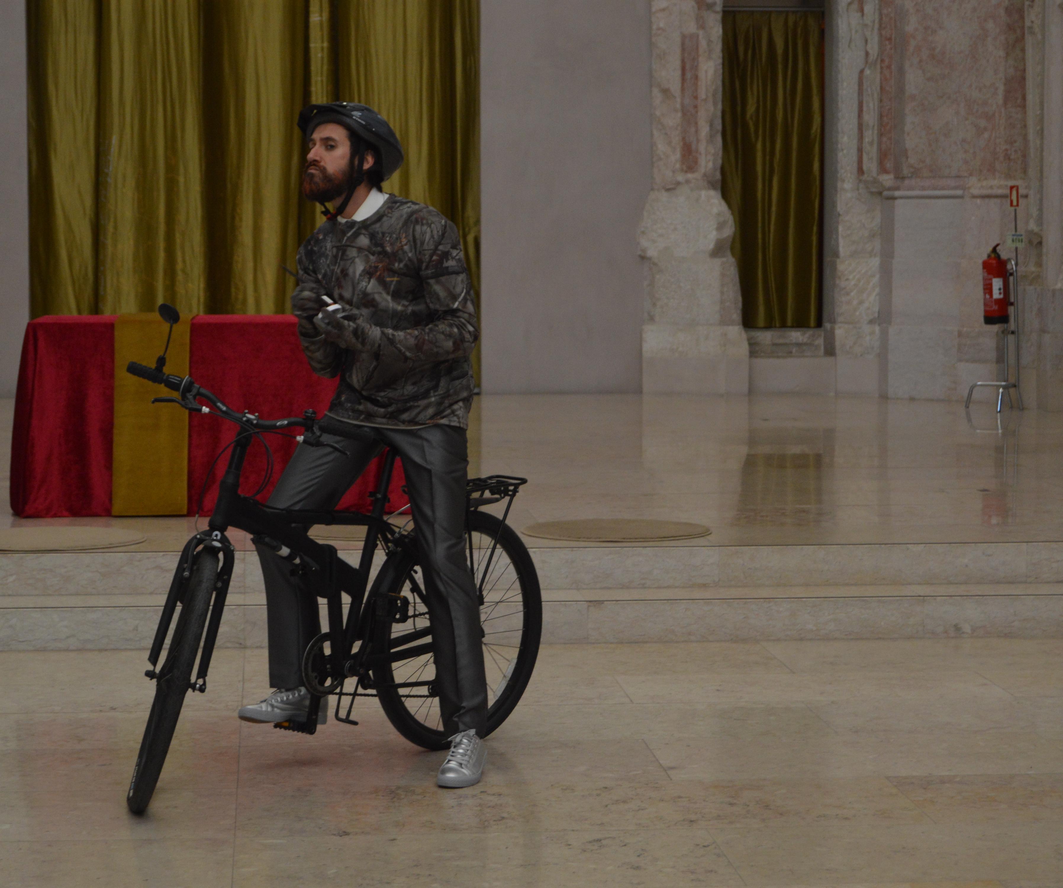 Ator em cima de bicicleta no meio da antiga nave da igreja de S. Julião