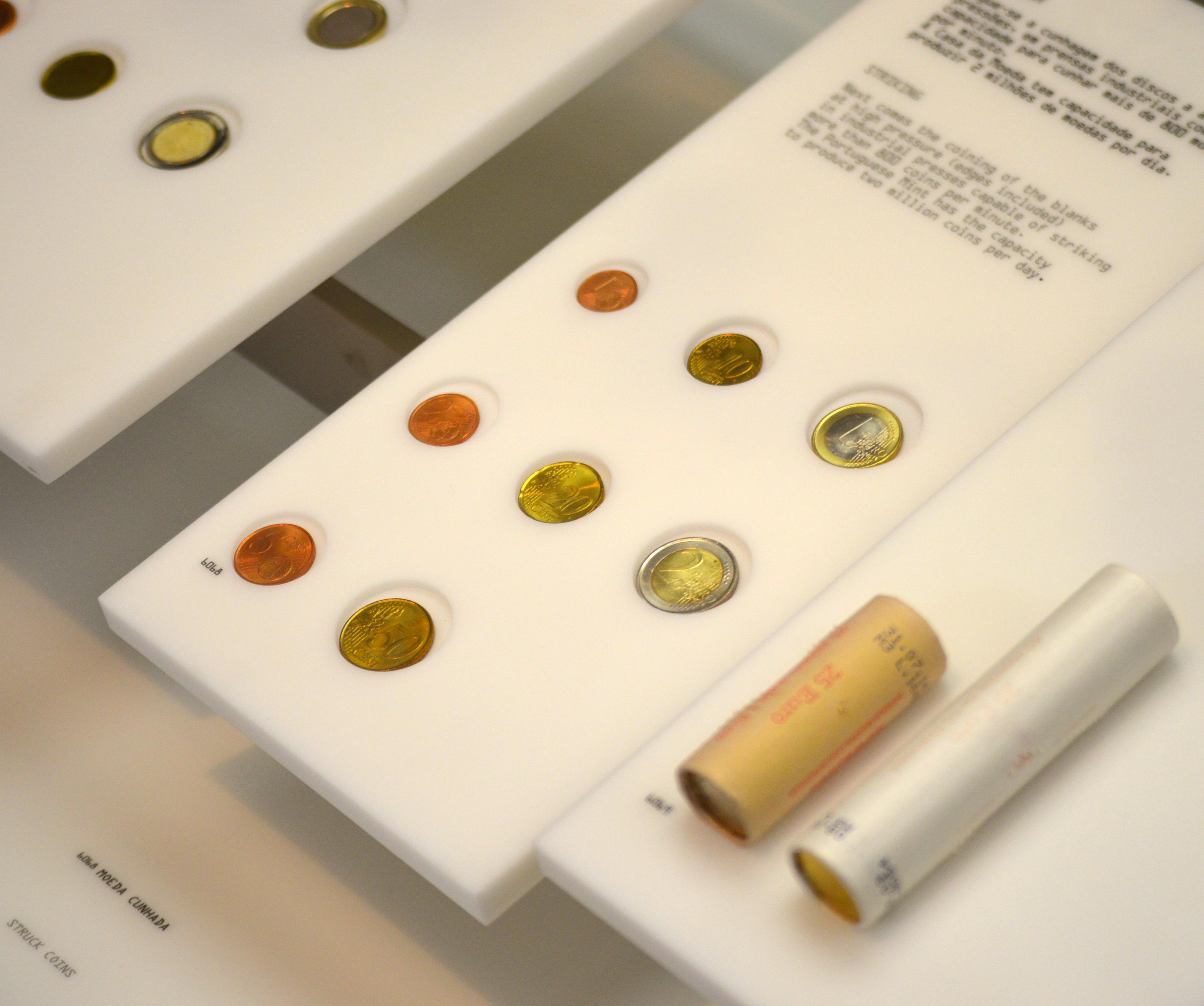 Moedas de euro dentro de vitrine