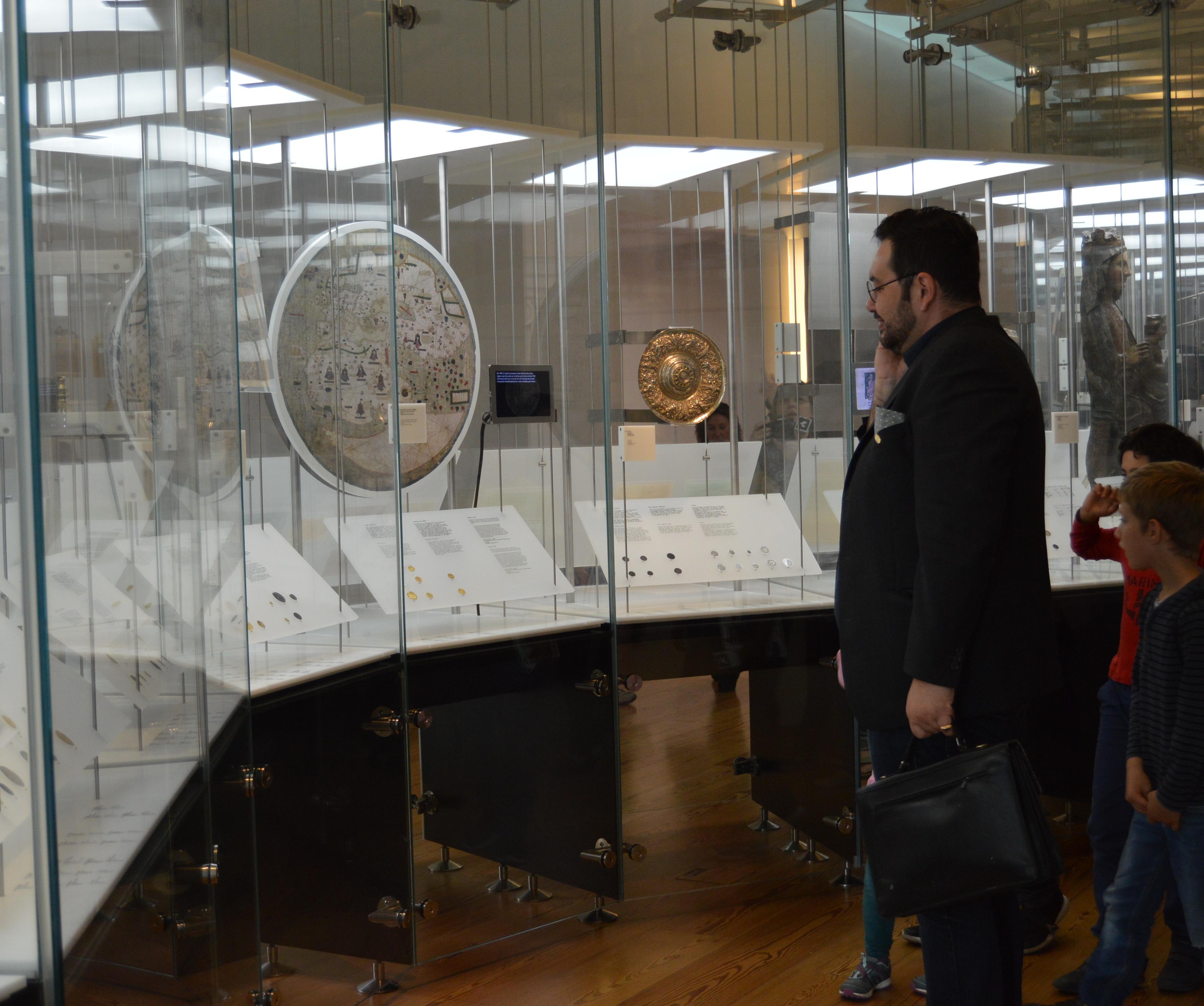 Ator junto a uma vitrine representa uma personagem fictícia "o numismata" na sala 5 do Museu