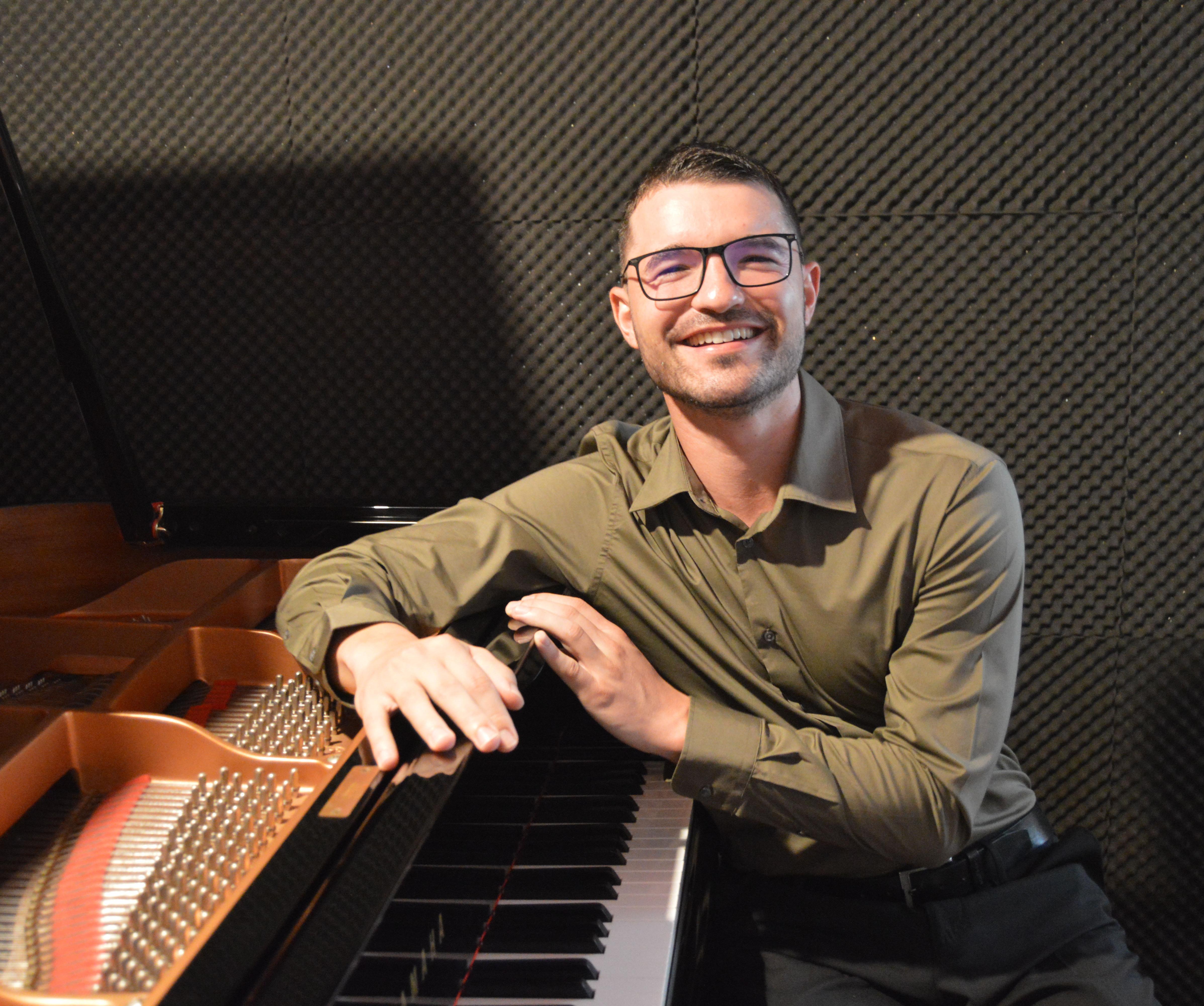 Pianista Diogo Simões encostado ao piano